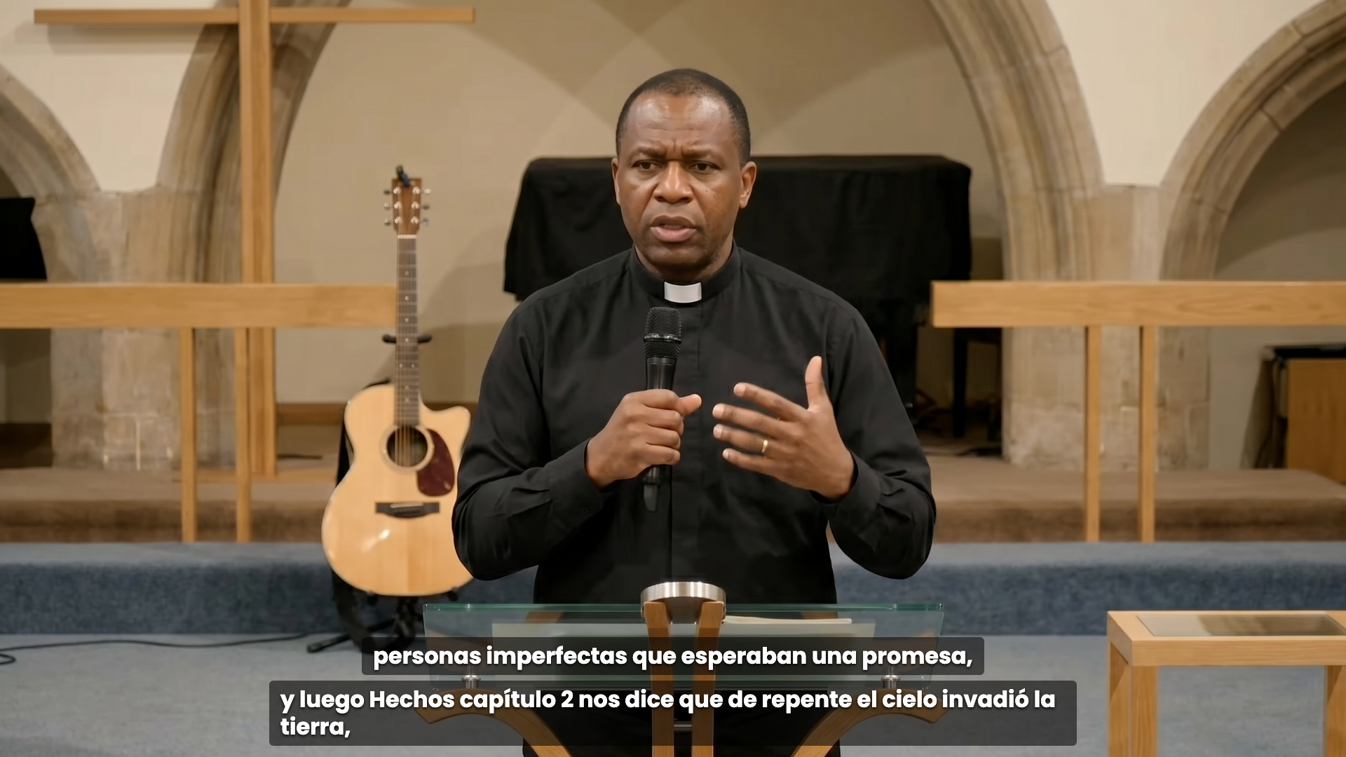 Live Spanish captions overlaid on a sanctuary screen